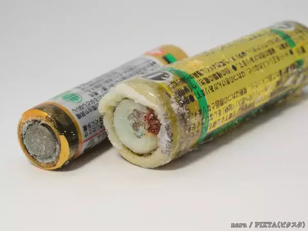 リモコンの蓋を開けたら電池が“液漏れ”　メーカーに『正しい処分法』を聞いた