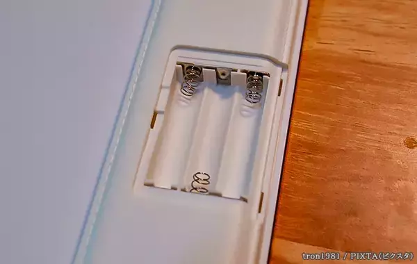 「リモコンの蓋を開けたら電池が“液漏れ”　メーカーに『正しい処分法』を聞いた」の画像