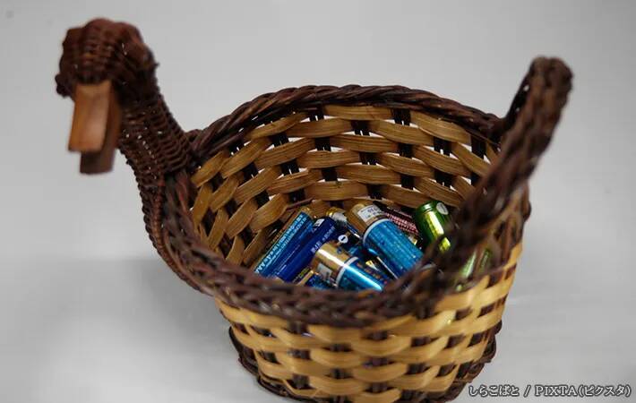 リモコンの蓋を開けたら電池が“液漏れ”　メーカーに『正しい処分法』を聞いた