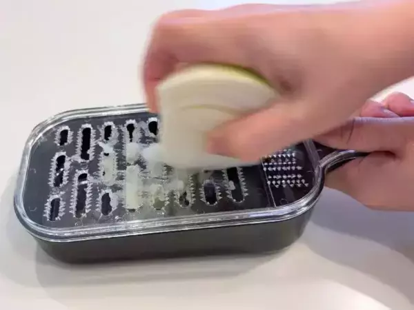 おろし器の下に『輪ゴム』を3本置いてみたら…？　大根おろしの悩みを防ぐ方法とは