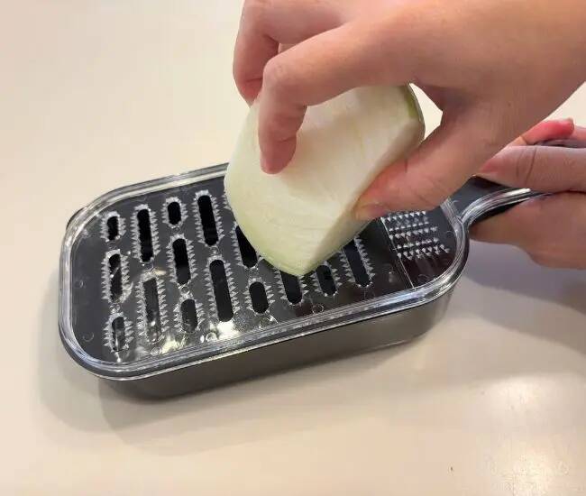 おろし器の下に『輪ゴム』を3本置いてみたら…？　大根おろしの悩みを防ぐ方法とは