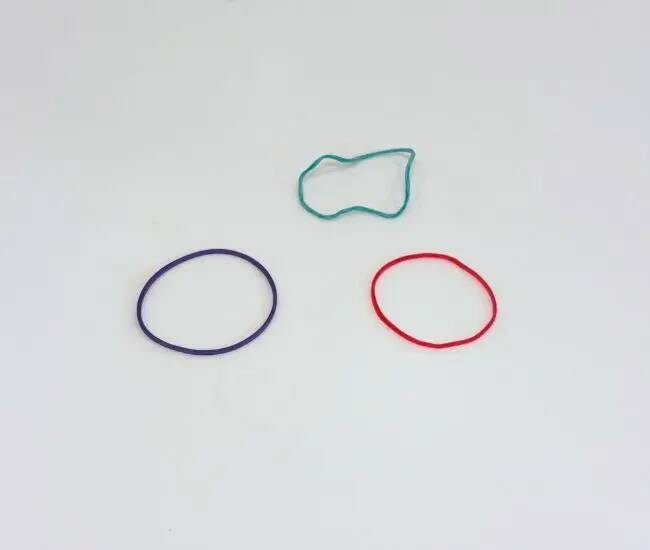 おろし器の下に『輪ゴム』を3本置いてみたら…？　大根おろしの悩みを防ぐ方法とは