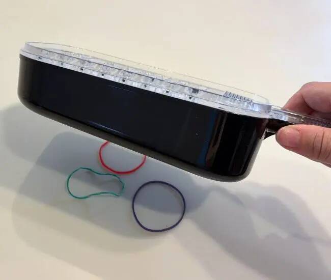 おろし器の下に『輪ゴム』を3本置いてみたら…？　大根おろしの悩みを防ぐ方法とは