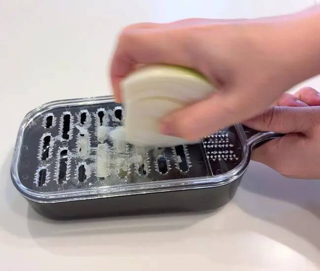 おろし器の下に『輪ゴム』を3本置いてみたら…？　大根おろしの悩みを防ぐ方法とは