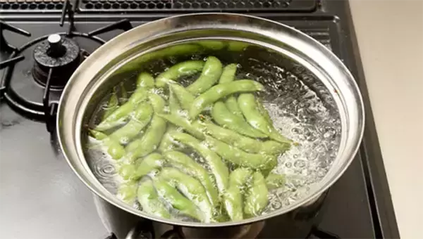 「「毎回ゆでるのは暑いし面倒…」　カゴメが教える！たくさんゆでた枝豆の保存方法」の画像