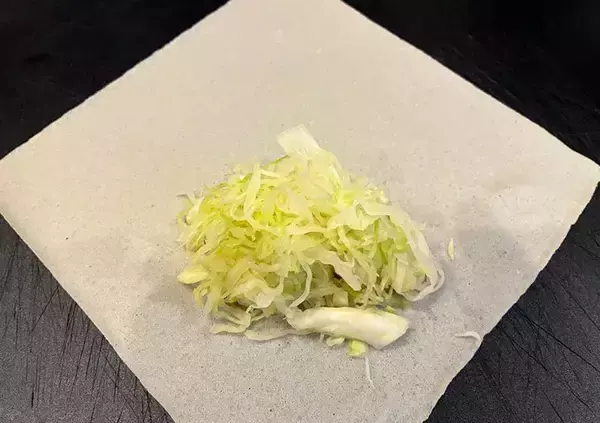 「キャベツだけでこの満足感！ザクザク太巻き春巻きが止まらない」の画像