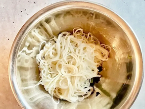 そうめんに『6枚』混ぜてみて！　めんつゆいらずの食べ方に「いつもと一味違う」