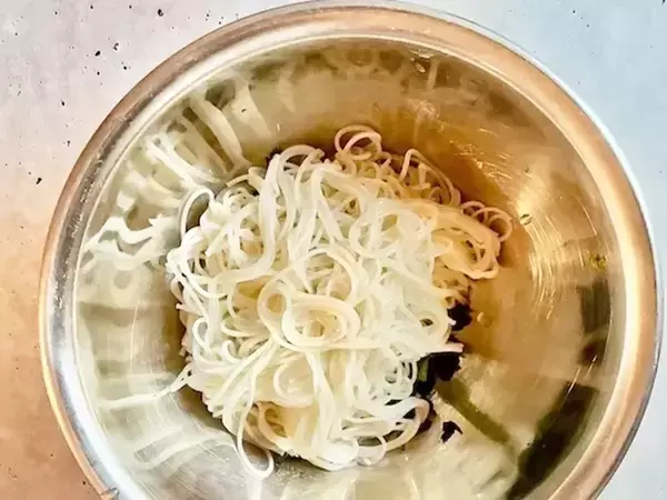 そうめんに『6枚』混ぜてみて！　めんつゆいらずの食べ方に「いつもと一味違う」