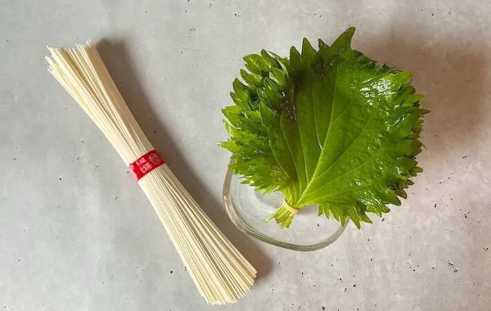 そうめんに『6枚』混ぜてみて！　めんつゆいらずの食べ方に「いつもと一味違う」