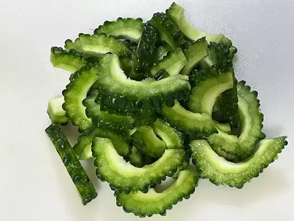 「ゴーヤと豆腐に『大さじ1杯』　混ぜるだけの簡単おかずに「箸が進む」「苦みが苦手な人にも」」の画像