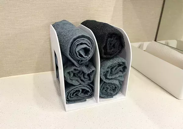 「100均ブックスタンドを『逆さ』にすると？　キッチンが見違える収納のひと工夫とは」の画像