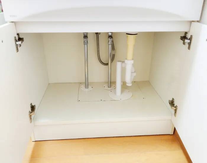 専用ラックは買わなくてよし！　ダイソーアイテムで洗面台下の収納が完成【100均グッズ活用4選】