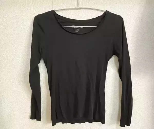 「古い『長袖Tシャツ』捨てるの、待った！　袖をカットしてハンガーに通すと…」の画像