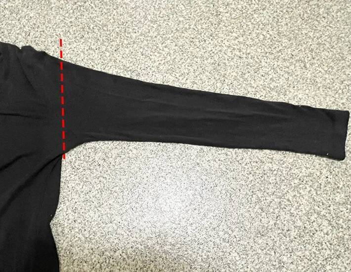 古い『長袖Tシャツ』捨てるの、待った！　袖をカットしてハンガーに通すと…