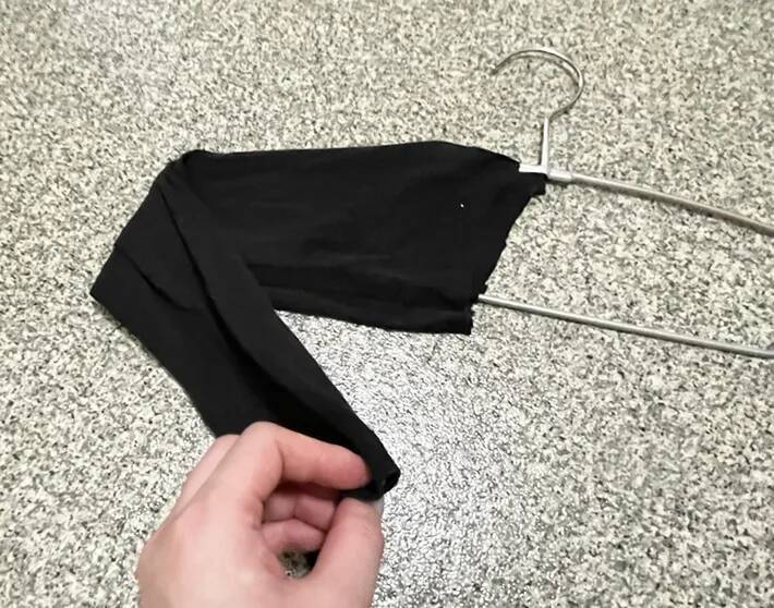 古い『長袖Tシャツ』捨てるの、待った！　袖をカットしてハンガーに通すと…