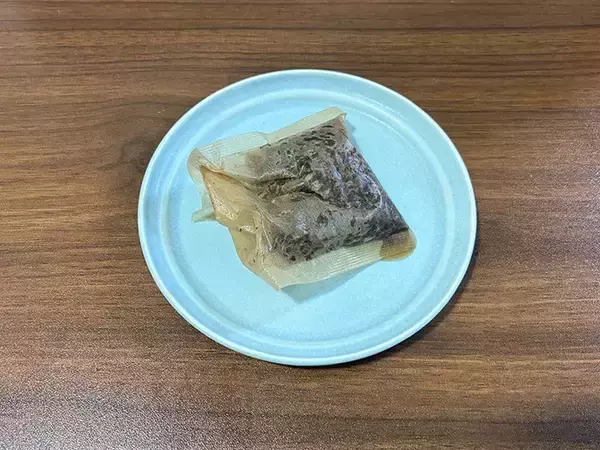 「麦茶パックの中身を出したら？　2分温めて家中の消臭に生かす再利用法」の画像