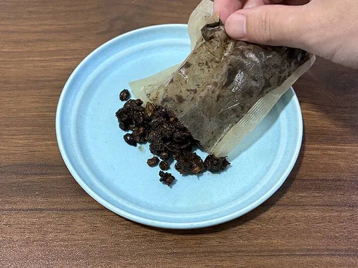 麦茶パックの中身を出したら？　2分温めて家中の消臭に生かす再利用法