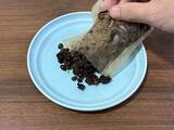 「麦茶パックの中身を出したら？　2分温めて家中の消臭に生かす再利用法」の画像3