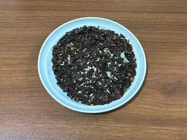 「麦茶パックの中身を出したら？　2分温めて家中の消臭に生かす再利用法」の画像