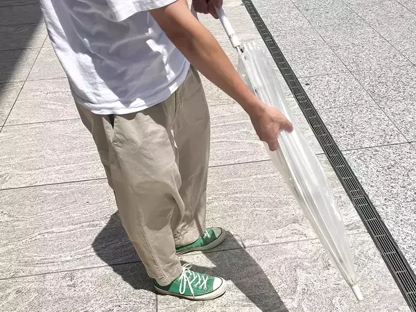 濡れた傘、パタパタするの待った！　プロが教える『乾かし方の正解』