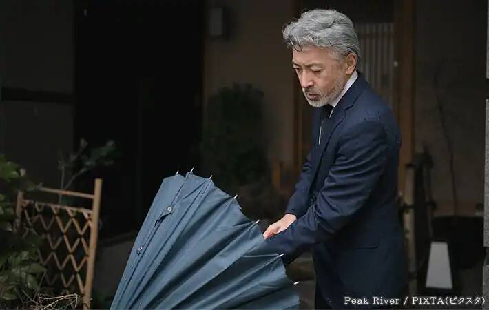 濡れた傘、パタパタするの待った！　プロが教える『乾かし方の正解』