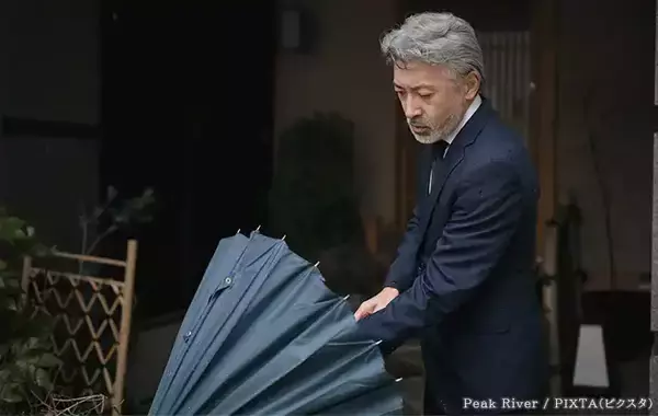 「濡れた傘、パタパタするの待った！　プロが教える『乾かし方の正解』」の画像