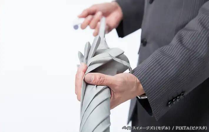 濡れた傘、パタパタするの待った！　プロが教える『乾かし方の正解』