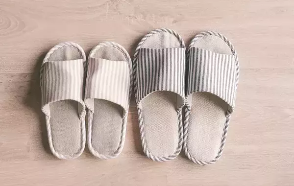 「夏場のスリッパにまつわる『NG行動』　プロが注意するのは」の画像
