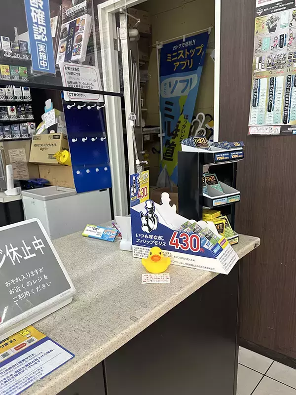 「レジにあった『呼び出しベル』　貼り紙を読むと？「全力で押したい」「その発想はなかった」」の画像