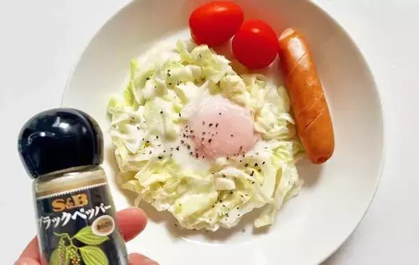 「卵1個とキャベツ2枚で作る！　目玉焼きの意外な食べ方に「息子がモリモリ食べた」」の画像