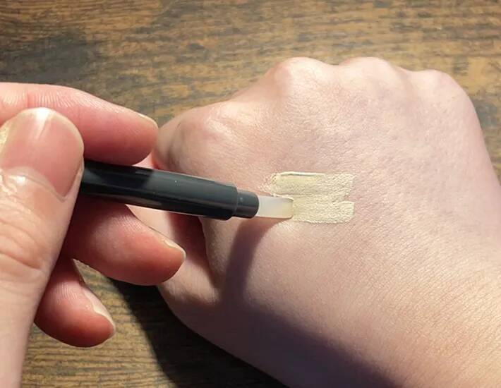 「コンシーラーがうまく塗れない…」　100円ショップで見つけた『専用アイテム』で悩み解決？