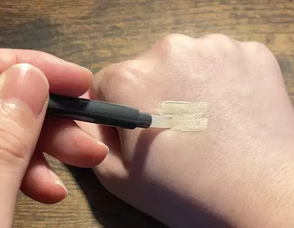 「「コンシーラーがうまく塗れない…」　100円ショップで見つけた『専用アイテム』で悩み解決？」の画像
