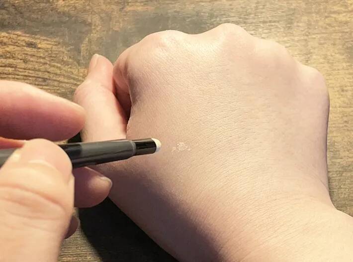 「コンシーラーがうまく塗れない…」　100円ショップで見つけた『専用アイテム』で悩み解決？