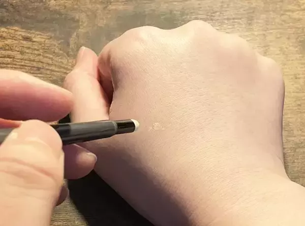 「「コンシーラーがうまく塗れない…」　100円ショップで見つけた『専用アイテム』で悩み解決？」の画像