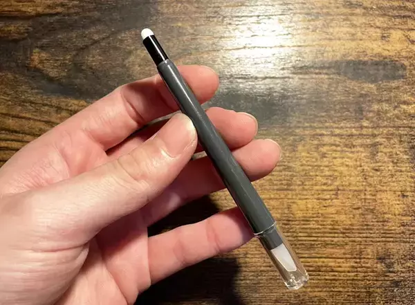 「「コンシーラーがうまく塗れない…」　100円ショップで見つけた『専用アイテム』で悩み解決？」の画像