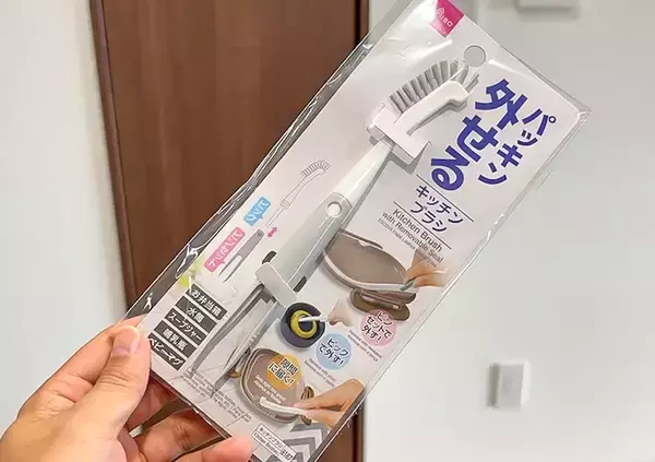 「ダイソーの『110円ブラシ』が優秀すぎ！1本3役で面倒な「水筒洗い」がラクになった」の画像