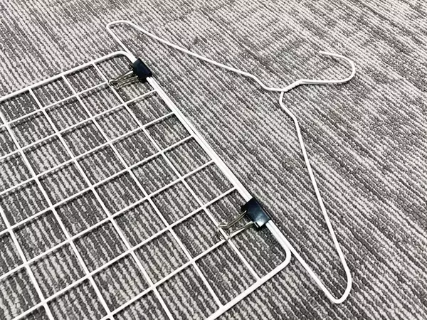 「100均のワイヤーネットと針金ハンガーで？　思わぬ活用法に「これは便利」」の画像