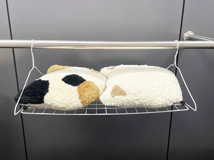 100均のワイヤーネットと針金ハンガーで？　思わぬ活用法に「これは便利」