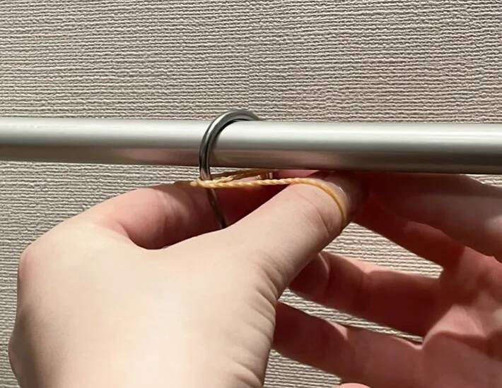 S字フックが外れるストレスにサヨナラ！ 『輪ゴム』を使ったアイディアに「快適」「外れない」