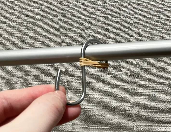 S字フックが外れるストレスにサヨナラ！ 『輪ゴム』を使ったアイディアに「快適」「外れない」
