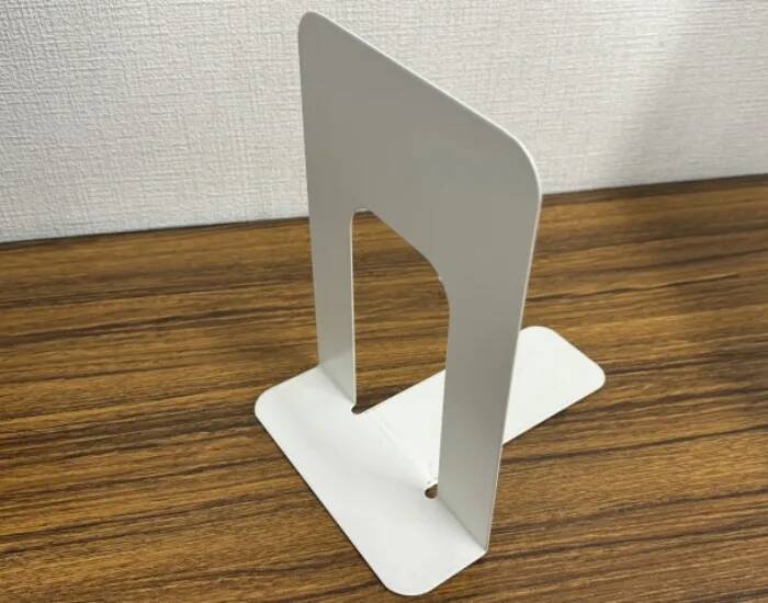 ブックエンドは本を立てるだけ…じゃない！　マットレスの隙間に挟むと…？【活用法4選】
