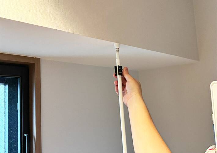 つっぱり棒2本を『段差』をつけて設置すると？　便利な応用テクニックが想像以上だった