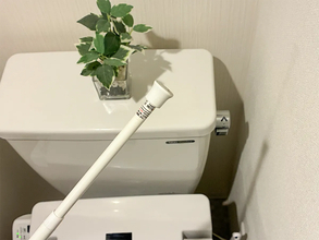 『便器裏』の掃除につっぱり棒が便利！　10秒で試せる裏ワザが実用的