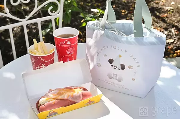 「ホットドッグがグラタンに！？　ディズニーの『クリスマスフード』に驚き【スーベニア付き】」の画像