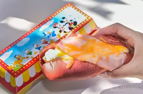 「ホットドッグがグラタンに！？　ディズニーの『クリスマスフード』に驚き【スーベニア付き】」の画像