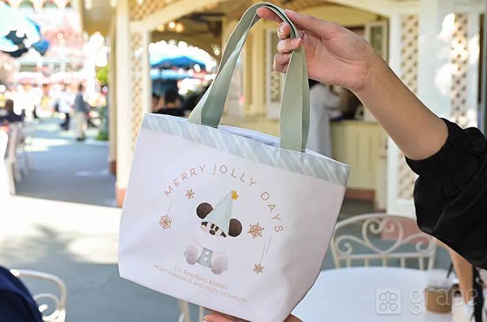 ホットドッグがグラタンに！？　ディズニーの『クリスマスフード』に驚き【スーベニア付き】