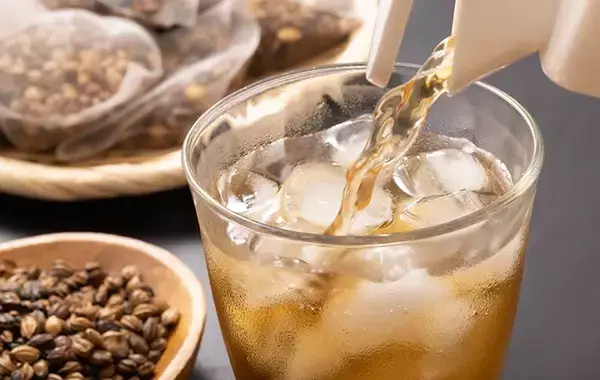 「家で作った麦茶、冷たいのにおいしくない…　その理由、知っていますか？」の画像