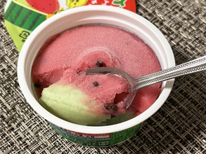 夏の定番『スイカバー』がカップに？　話題のアイスに「食感が上品」「ゆっくり楽しめる」