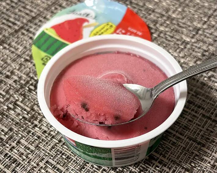 夏の定番『スイカバー』がカップに？　話題のアイスに「食感が上品」「ゆっくり楽しめる」