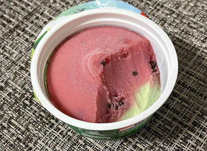 夏の定番『スイカバー』がカップに？　話題のアイスに「食感が上品」「ゆっくり楽しめる」